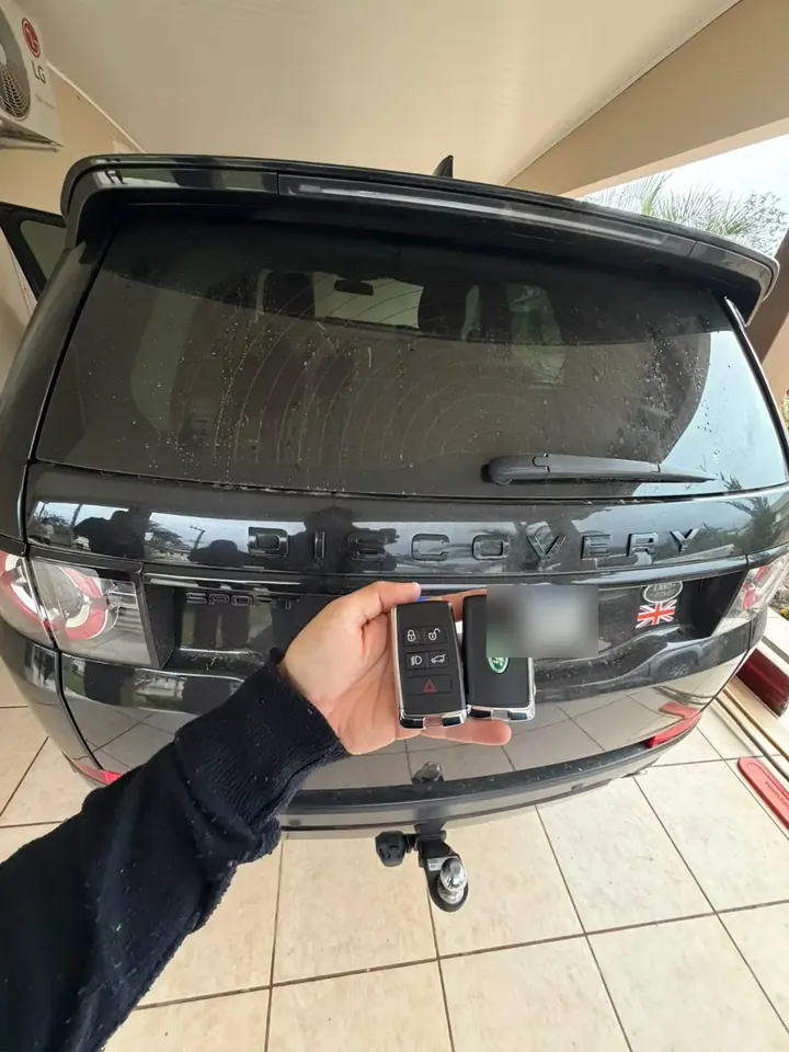 Duas chaves Land Rover atrás de um Land Rover Discovery Sport